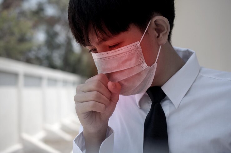 Photo 마스크를 쓰고 기침하는 십대 소년의 클로즈업