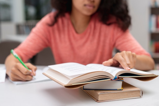 写真 図書館で勉強してクローズアップ10代の少女