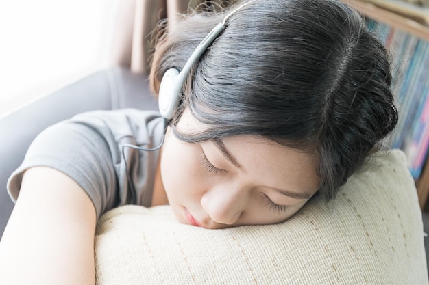 사진 집에서 휴식을 취하면서 음악을 듣는 십대 소녀의 클로즈업