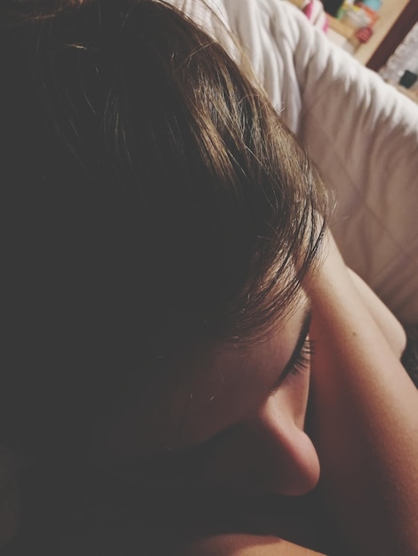 Photo close-up teenage girl sleeping on bed at home