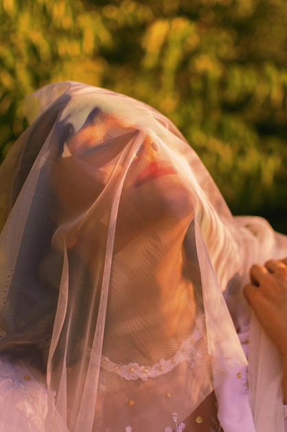 Photo close-up of teenage girl with face covered by veil