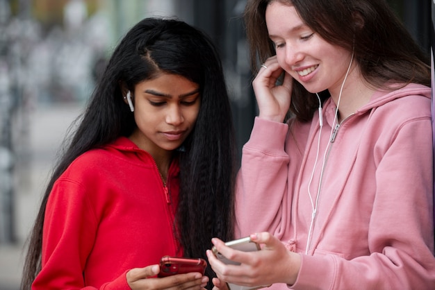 Adolescenti ravvicinati con gli smartphone