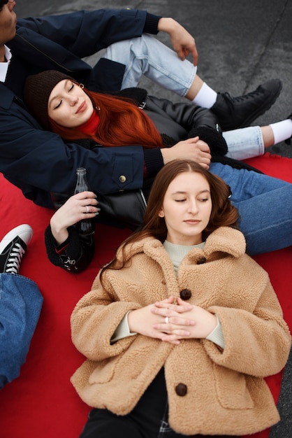 Photo close up teens hanging out together