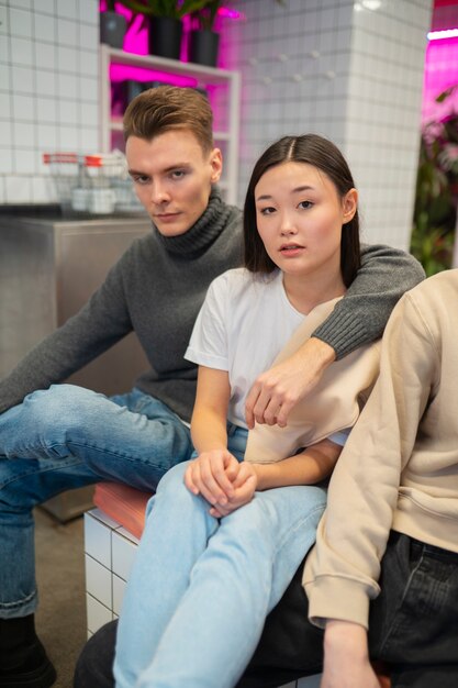 Photo close up teens sitting together