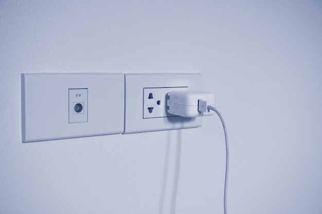 白い壁に照らされた電話ブックのクローズアップ