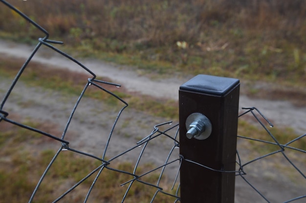 Foto close-up di una cabina telefonica sul campo