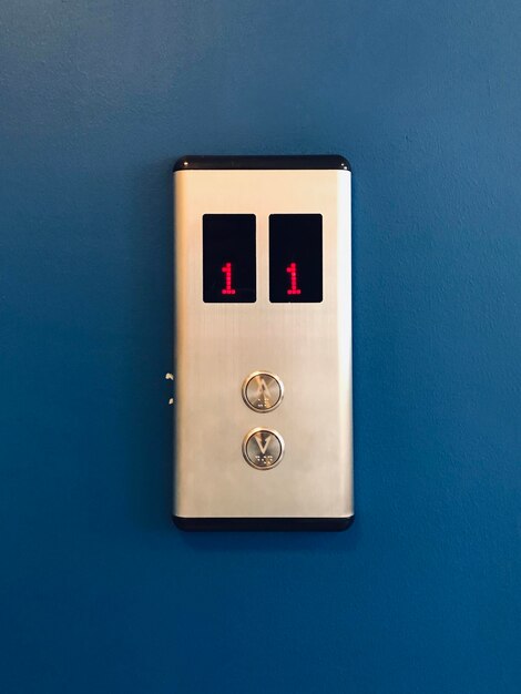 Клоуз-ап телефонной будки на стене