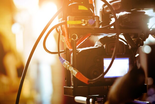 Foto close-up di una telecamera televisiva in una stanza illuminata