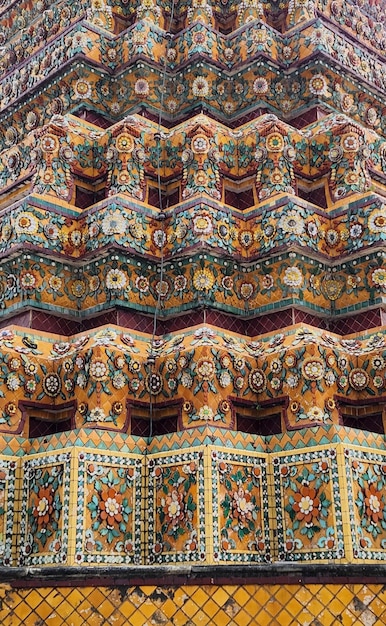 Photo a close up of a temple with colorful tiles and a large column.