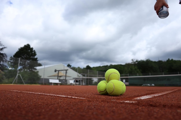Foto close-up di una palla da tennis sul campo contro il cielo