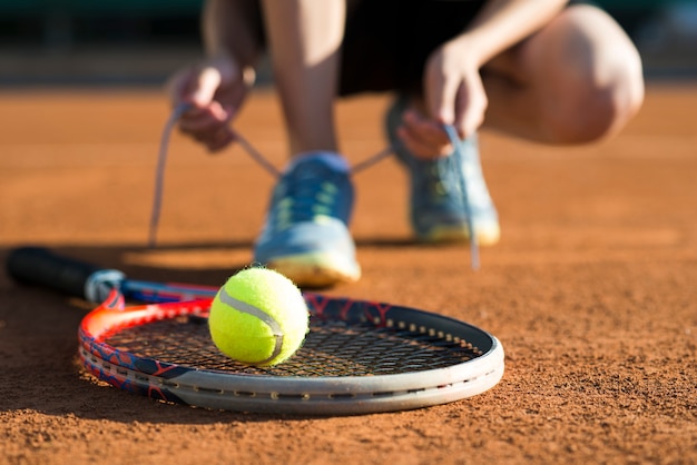 Photo close-up tennis ball on racket