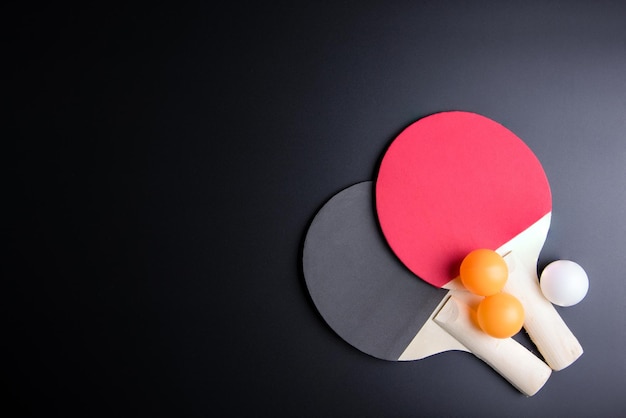 Foto close-up di una palla da tennis sul tavolo