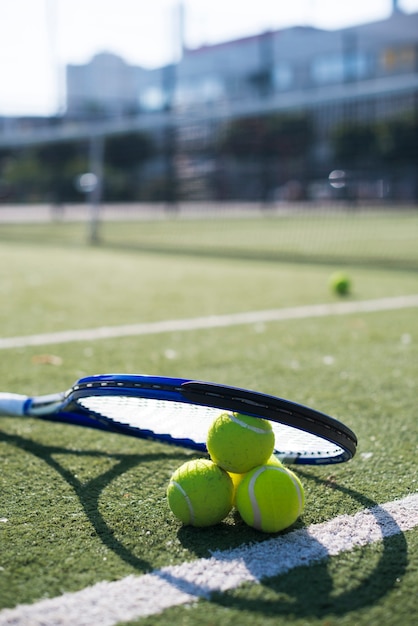 Foto racchetta da tennis e palle del primo piano