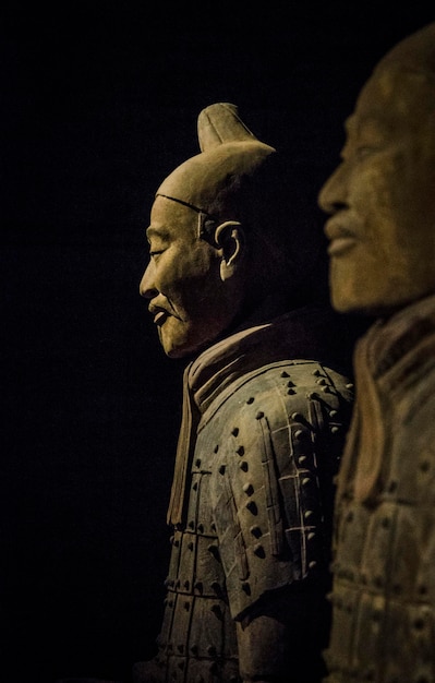 Foto close-up di soldati in terracotta al mausoleo del primo imperatore qin