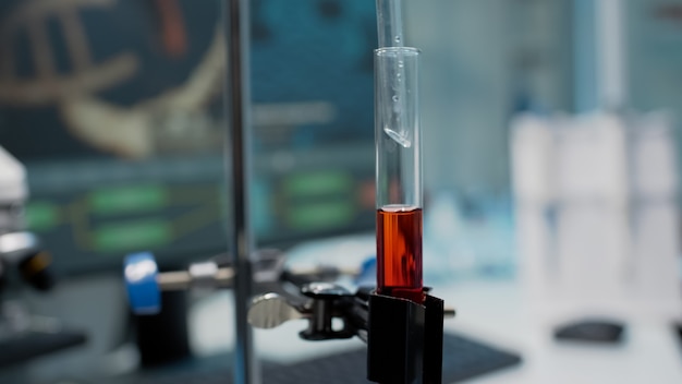 血液またはDNA液体で満たされた試験管のクローズアップ