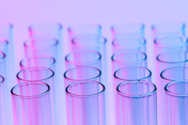 Photo close-up of test tubes against colored background