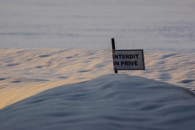 Photo close-up of text on beach against sky