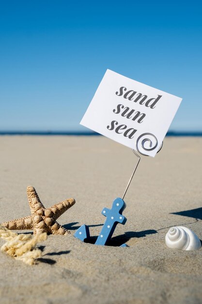 Foto close-up di testo sulla spiaggia