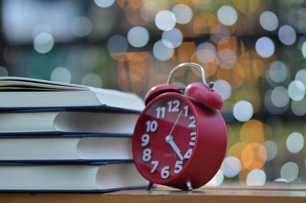 Foto prossimo piano del testo sul libro al tavolo