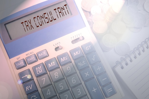 Foto close-up del testo sulla calcolatrice con le monete sul tavolo