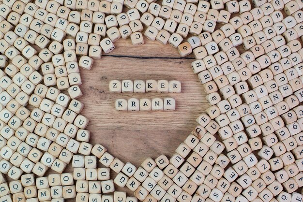 Photo close-up of text on wooden blocks at table