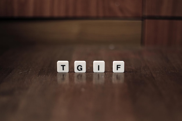 Photo close-up of text on wooden table