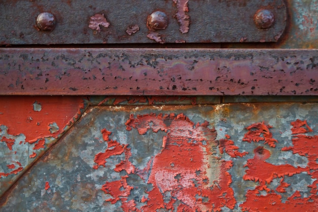 Foto close-up textuur van verweerd metaal met afvallende rode verf en roest