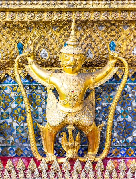 宮殿、タイ、バンコクのエメラルド仏（Wat pra kaew）の寺院で金色の塔でタイの巨大な像を閉じます。