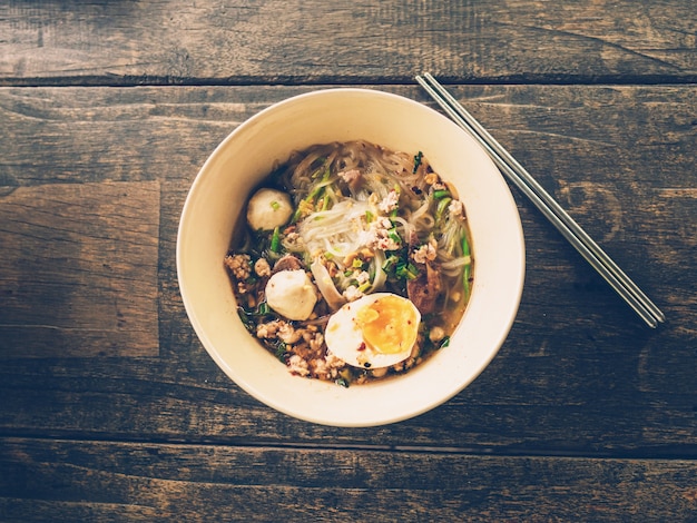 スペースで木のテーブルにタイの麺を閉じる