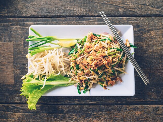 Close-up Thaise noedels of Pad Thai op houten tafel