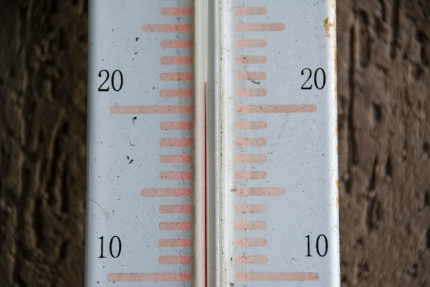 Photo close-up of thermometer on wall