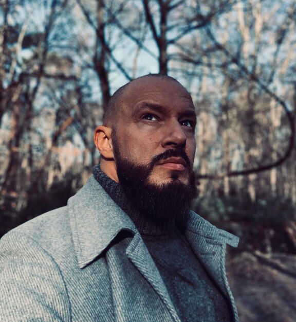 Photo close-up of thoughtful bearded man