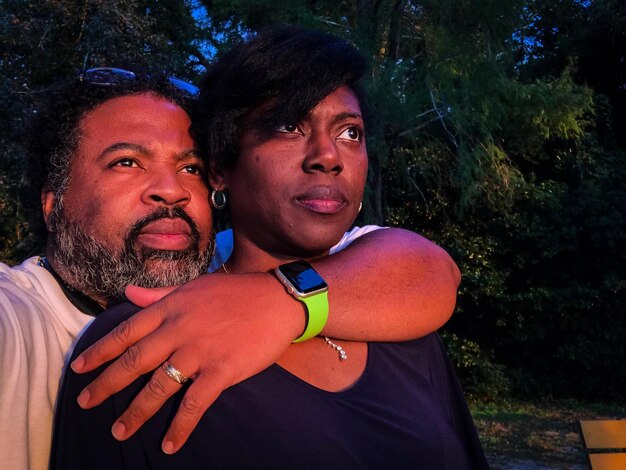 Photo close-up of thoughtful couple standing against trees