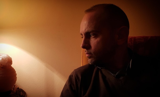 Photo close-up of thoughtful man at home