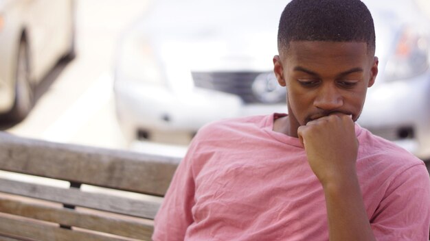 Photo close-up of thoughtful man sitting on bench