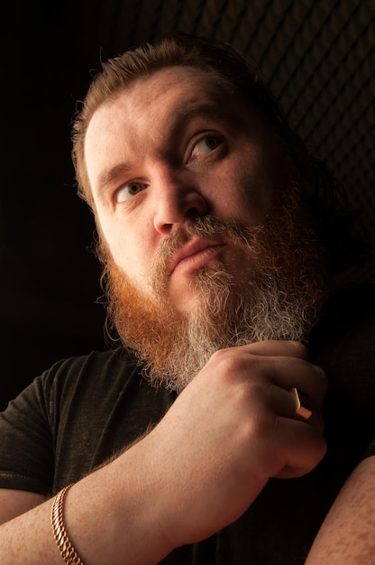 Photo close-up of thoughtful man with beard