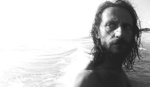 Photo close-up of thoughtful mid adult man standing against sea