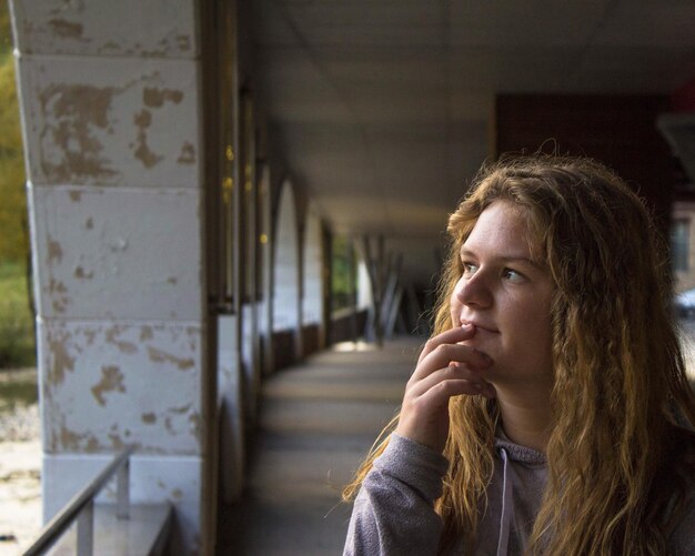 Photo close-up of thoughtful woman in corridor