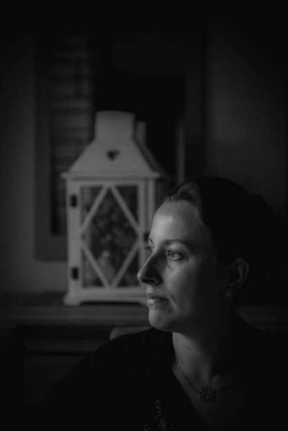 Photo close-up of thoughtful woman at home