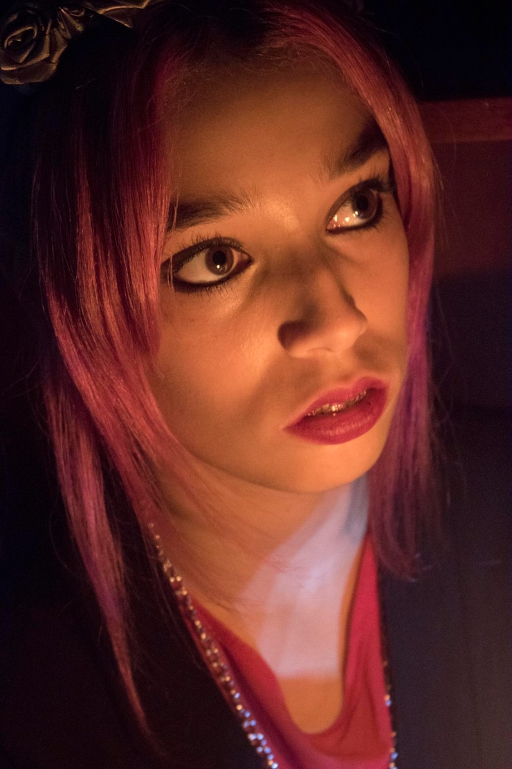 Photo close-up of thoughtful woman with pink dyed hair at home