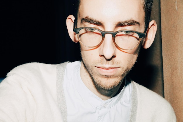 Photo close-up of thoughtful young man looking away