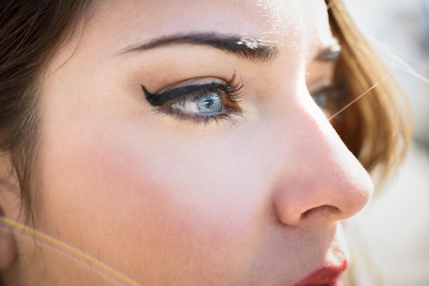 Foto close-up di una giovane donna pensierosa che guarda da un'altra parte