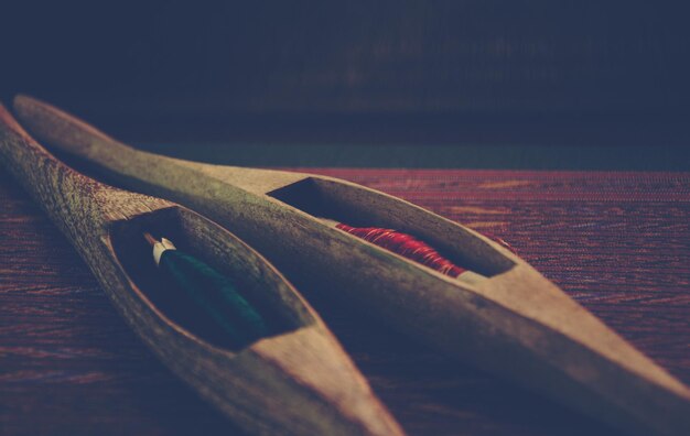 Photo close-up of thread spools on table