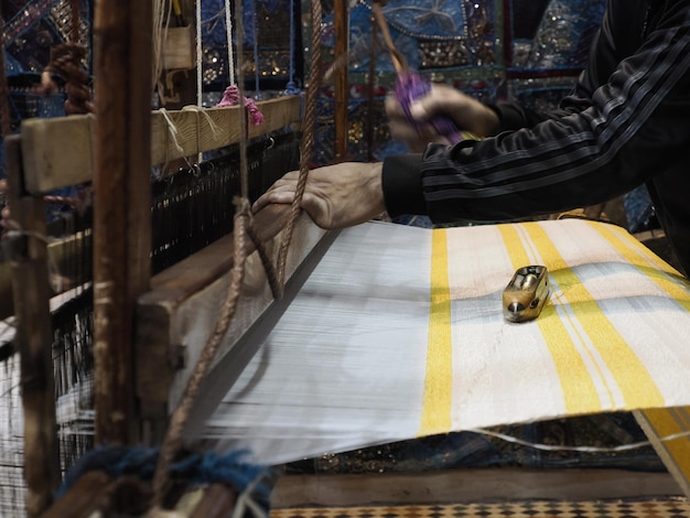 フェズ、モロッコの織物店で木製織機の糸のクローズ アップ