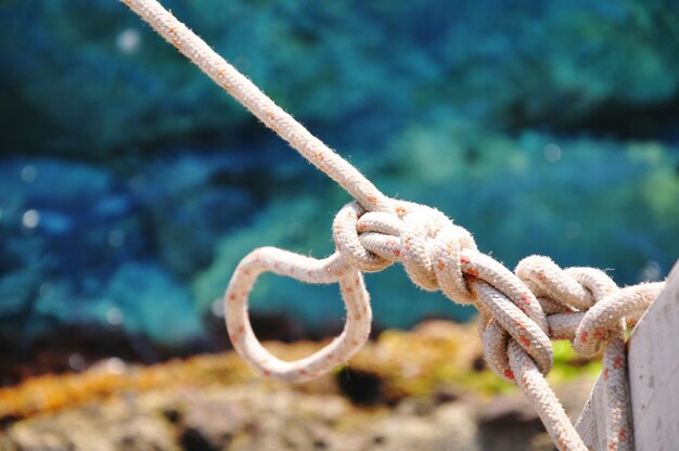 Photo close-up of tied rope