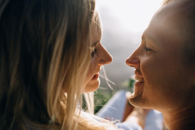 Close-up tiener paar verliefd Kussen in de Bright Spring Day