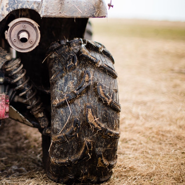 Photo close-up of tire on field