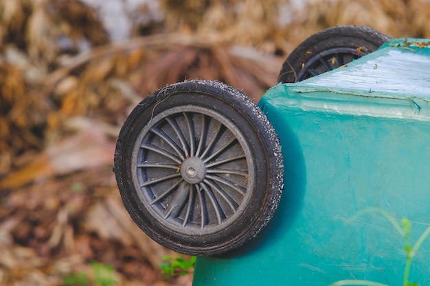 Photo close-up of tire track on field