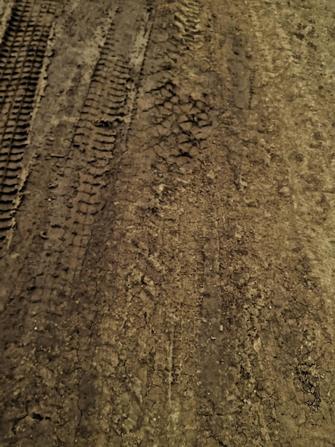 Foto close-up di tracce di pneumatici su strada sterrata