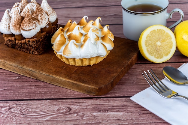 お茶とおいしいミニチョコレートとレモンパイケーキのクローズアップ